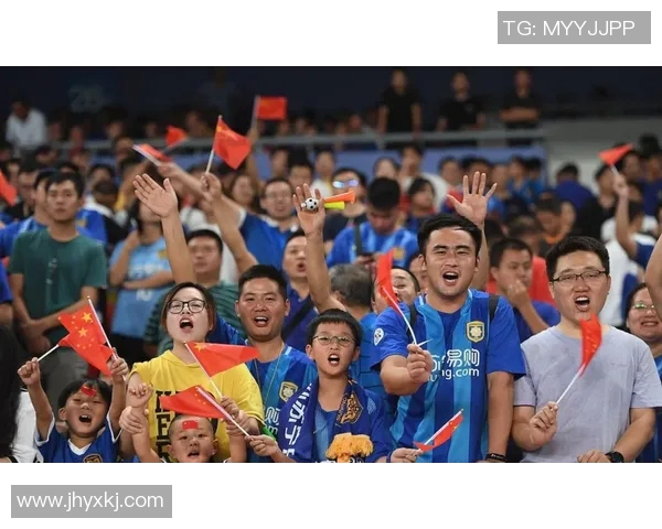 中国足协杯决赛现场热烈氛围球迷齐聚见证足球盛事的精彩瞬间